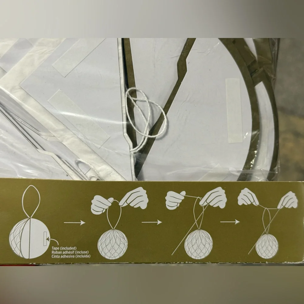 Amscan 1 Kit of 18 Pieces of White and Gold Hanging Decorations NWT